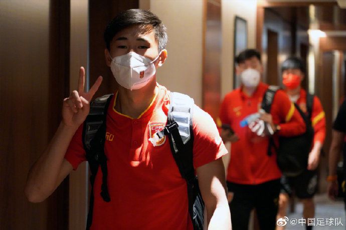 名媛帕丽斯·希尔顿身穿露胸白裙亮相尽显妖娆气质。