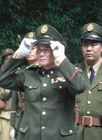女演员朱丽叶特·刘易斯身穿乳白色长裙秀美背 相遇朱莉娅·罗伯茨 电影频道2.15播出《天堂门票》 2025-02-14 春天总是与“浪漫”相关——落在掌心的樱花、风吹起的白色窗帘、心跳加速的转角邂逅……而在电影世界里，朱莉娅·罗伯茨的名字，便是“浪漫”的代名词。