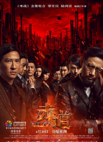 在将行李车交给助手之后陶喆掏出手机边走边发信息，似和女友传情。