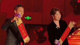 蔡依林穿着红色运动装身材显娇小，把金发编成俏皮麦穗辫彰显动感活力，与粉丝活动完篮球环节爆笑不止，表情可爱超囧。